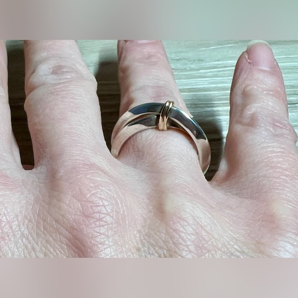 Vintage Designer Signed Sterling Silver & Gold Crossover Modernist Ring, Size 7 - Picture 9 of 11